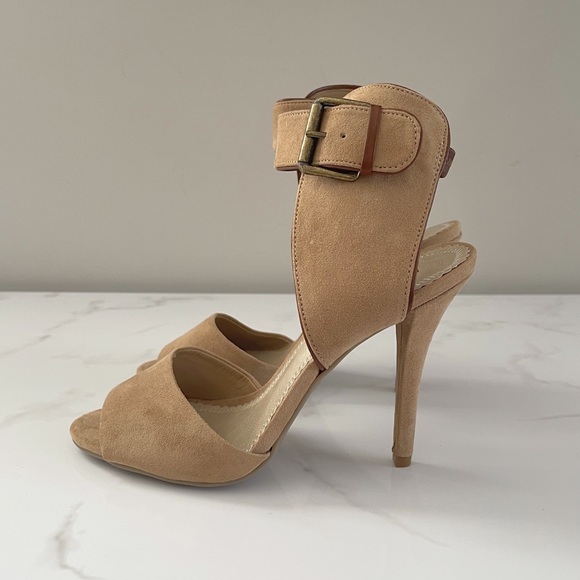 NEW MIA “Dietrich” Ankle Wrap Buckle Strap Tan Sandal Heel 7.5